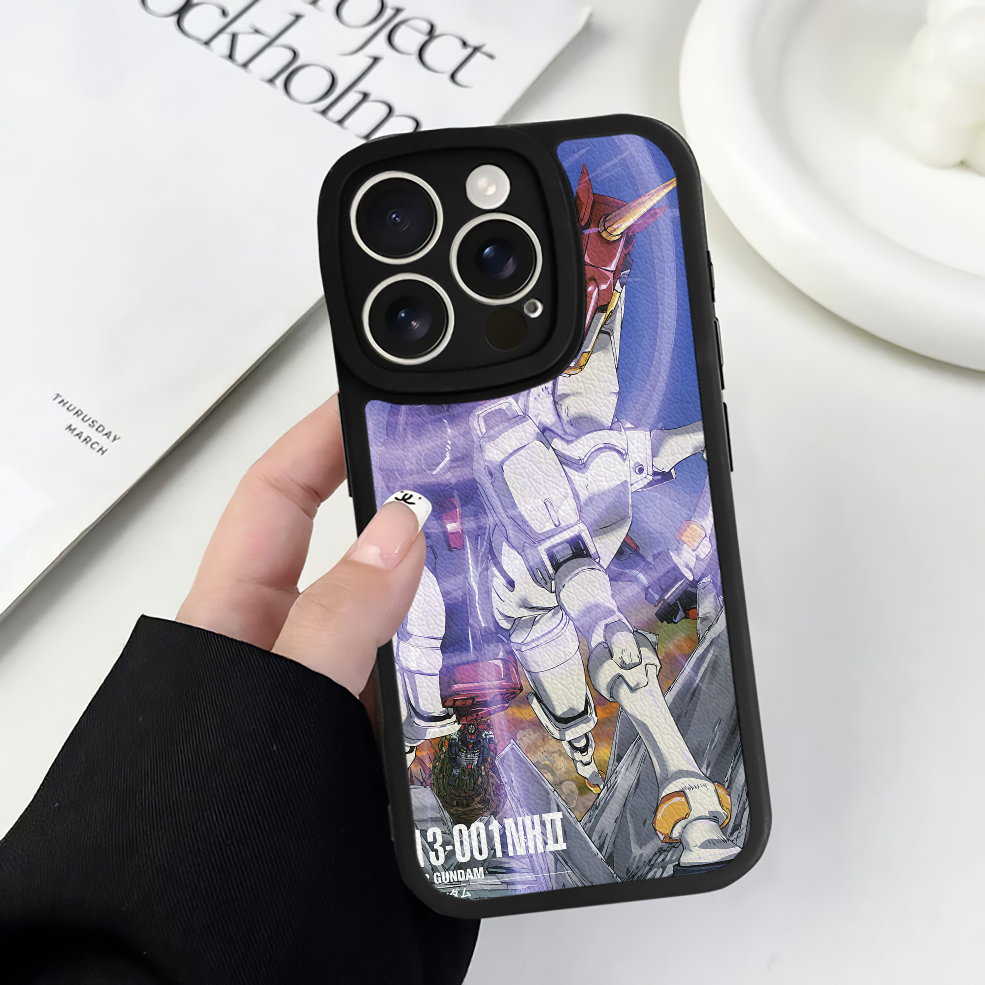 （画像用） 機動戦士ガンダム Mobile Suit Gundam 【iPhone 16シリーズ対応】シリコンスマホケース（レザー調） 材質：シリコン